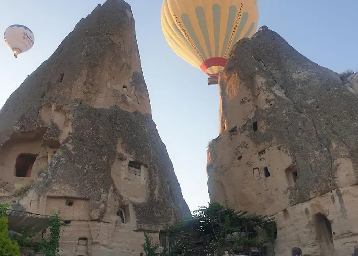 Emily Cave House Bed & Breakfast 4*