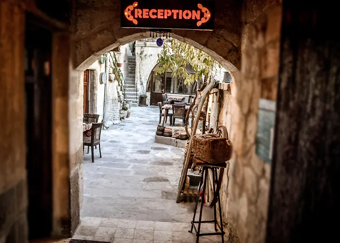 Emily Cave House Bed & Breakfast 4*